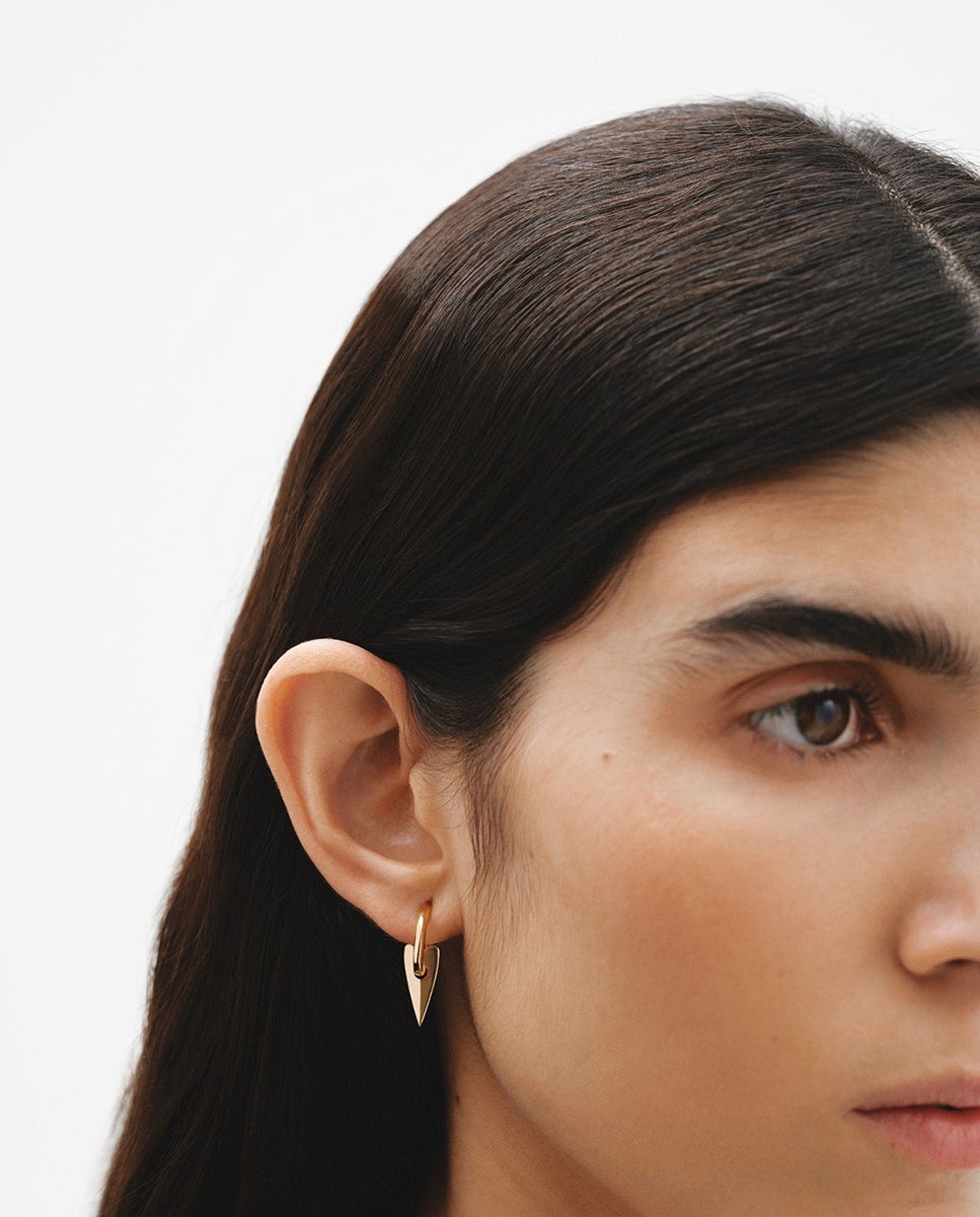 Pendientes de aro pequeños de plata bañada en oro amarillo de 18K con corazón Oro-2