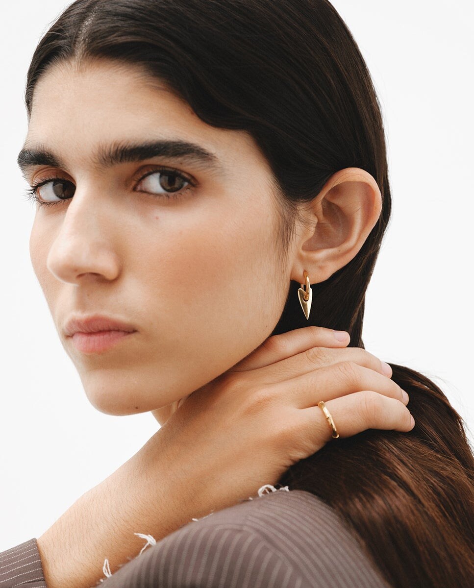 Pendientes de aro pequeños de plata bañada en oro amarillo de 18K con corazón Oro-5