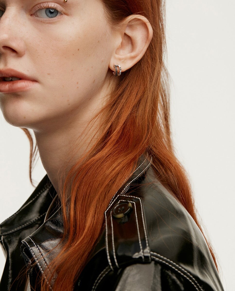 Pendientes pequeños de aro doble de plata 925 con relieve y espinelas negras Negro-4