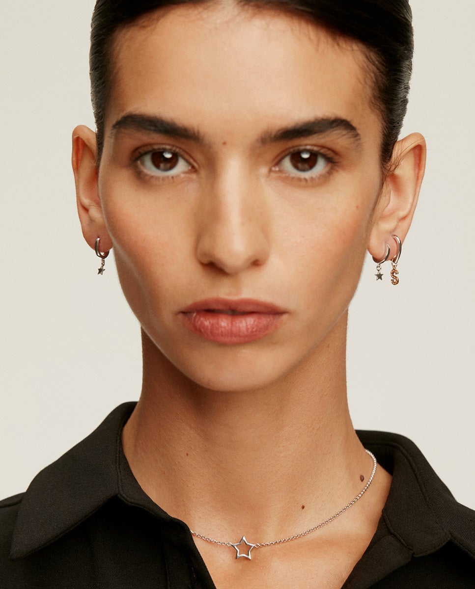 Charm artesanal de plata 925 bañada en oro amarillo de 18k con inicial f - Aristocrazy - Blanco Blanco-4