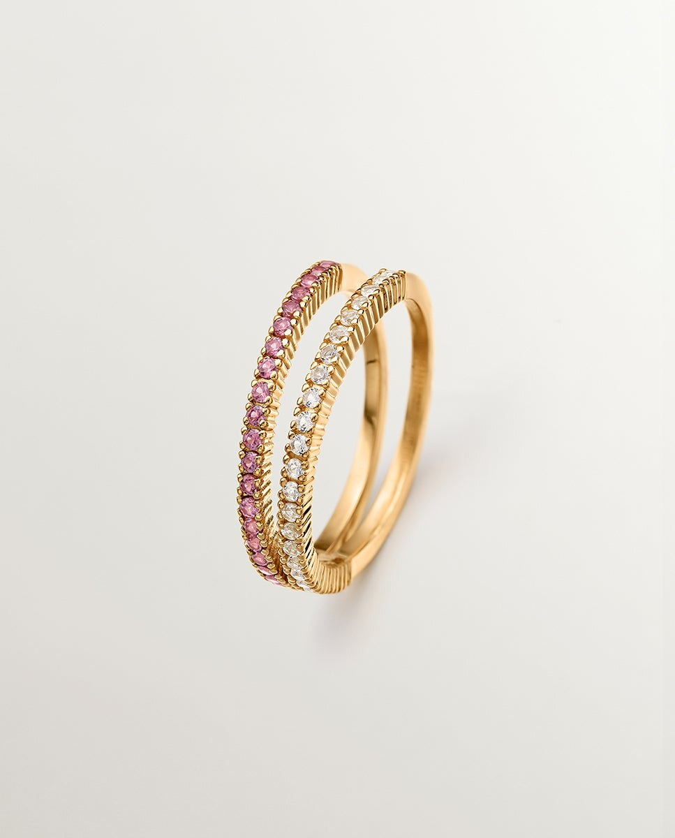 Anillo doble de plata bañada en oro amarillo de 18K con topacios blancos y rodolitas moradas