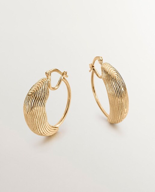 Imagen 0 de Pendientes de aro medianos de plata bañada en oro amarillo de 18K con relieve y forma irregular