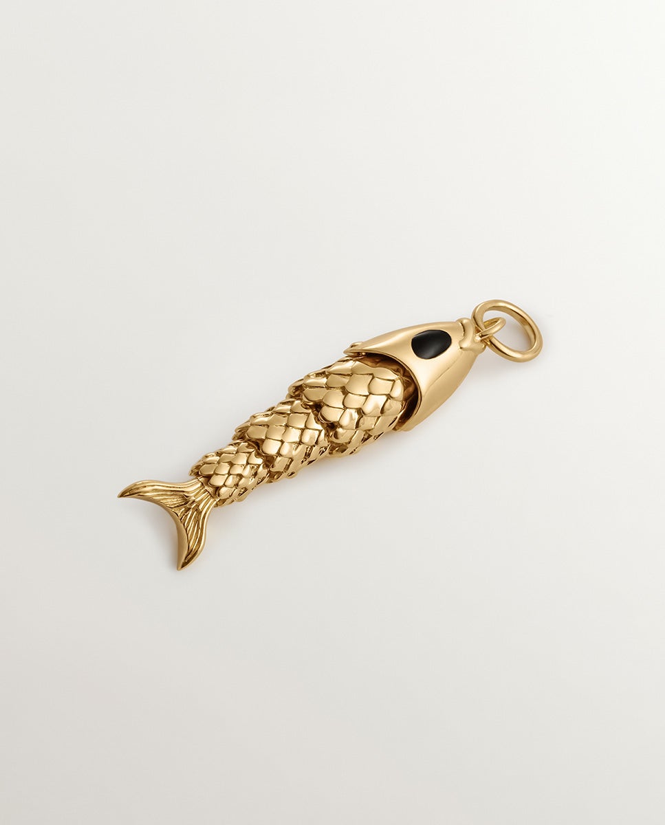 Imagen 0 de Charm de plata 925 bañada en oro amarillo de 18k con esmalte negro y forma de pez Oro