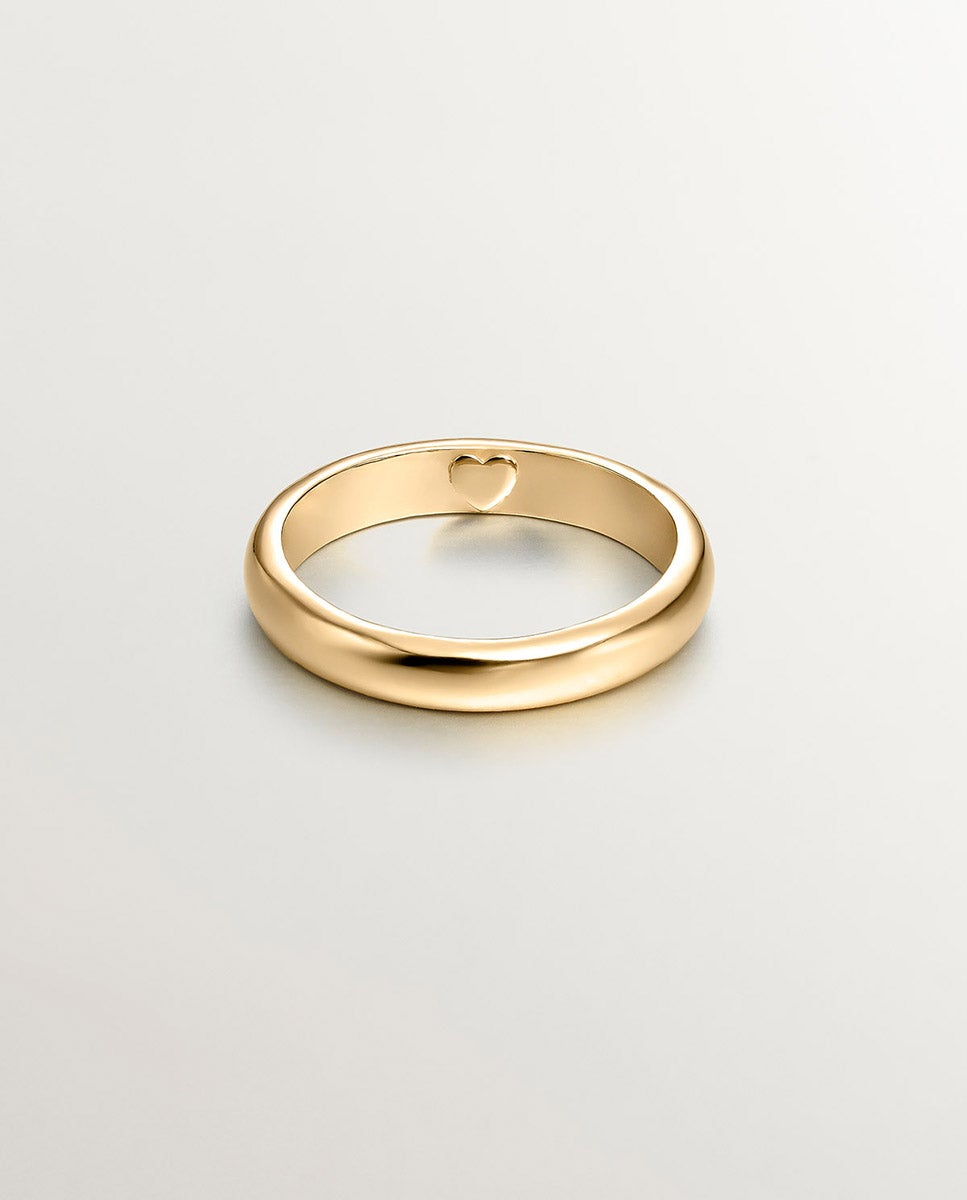 Anillo tipo alianza de plata bañada en oro amarillo de 18K con corazón interior