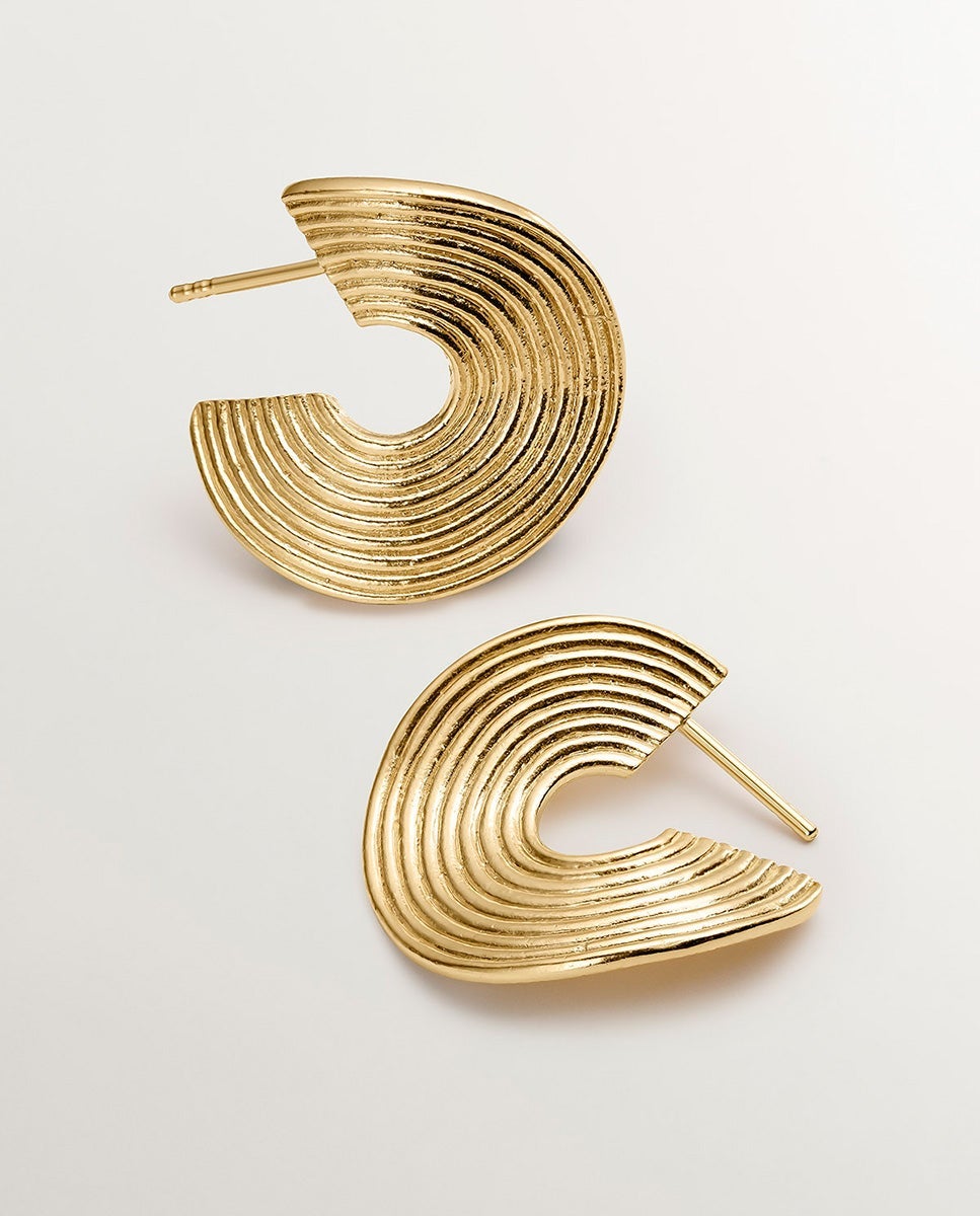 Imagen 0 de Pendientes de aro medianos de plata 925 bañada en oro amarillo de 18k con relieve y forma irregular Oro