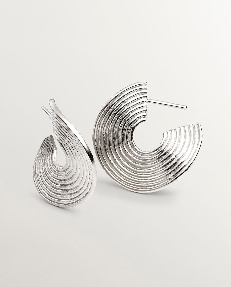 Pendientes de aro medianos de plata 925 con relieve y forma irregular