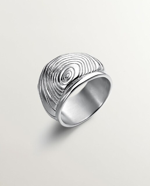 Imagen 0 de Anillo ancho de plata con relieve y forma irregular