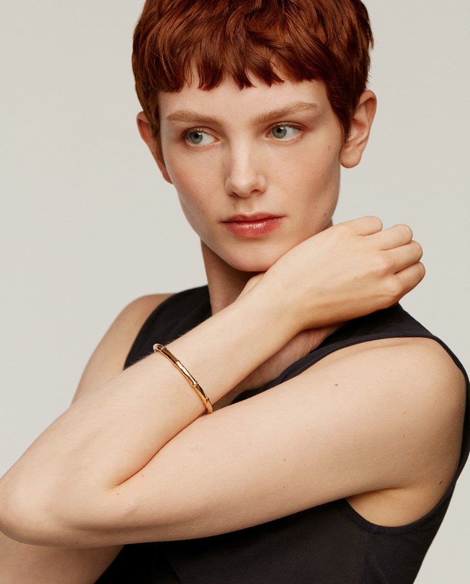 Imagen 2 de Pulsera tipo brazalete de plata 925 bañada en oro amarillo de 18k con textura de bambú - Dorado Dorado