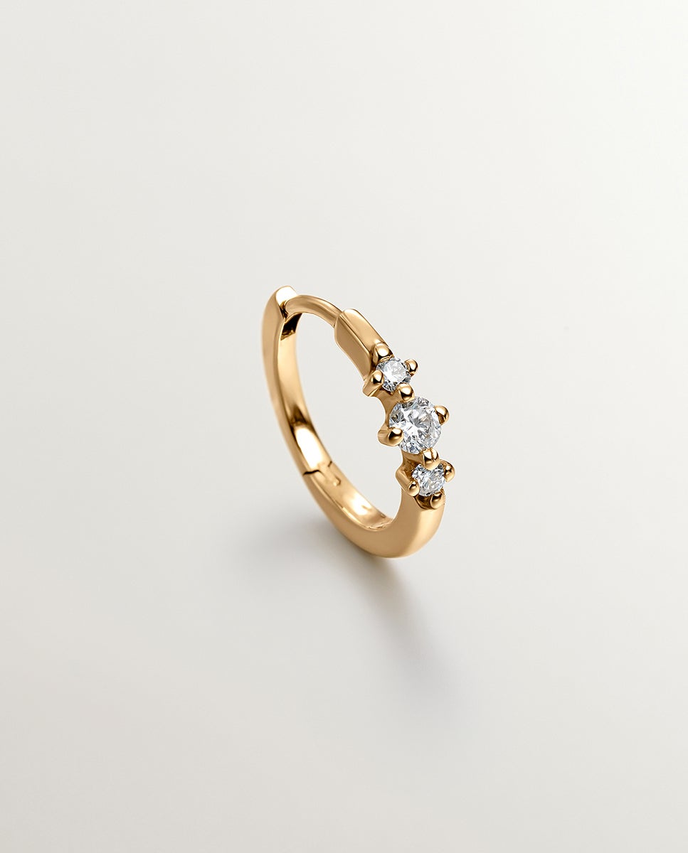 Pendiente individual pequeño de aro de oro amarillo de 18k con triple diamante - Aristocrazy - Blanco Blanco-1