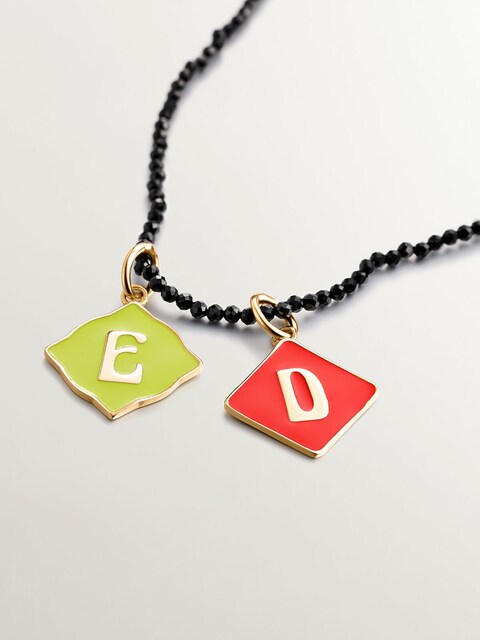 Imagen 0 de Charm Vibes de plata bañada en oro de 18K con inicial E
