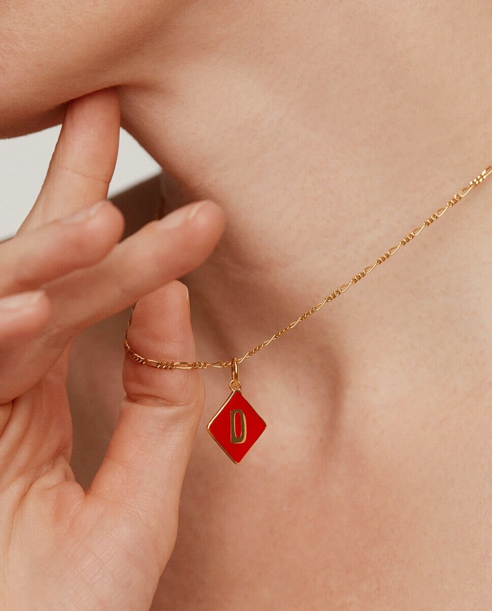 Charm Vibes de plata bañada en oro de 18K con inicial D Rojo-2