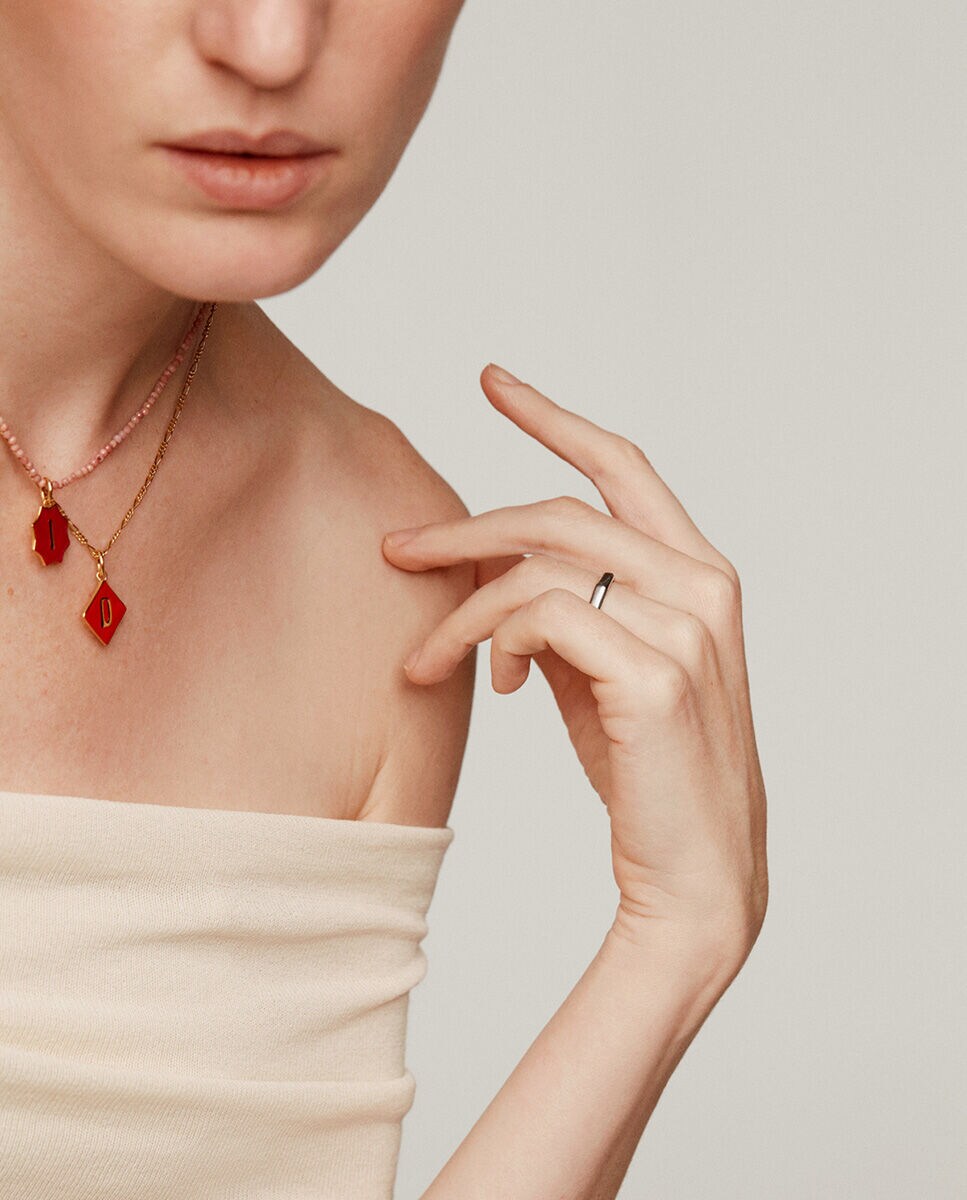 Charm Vibes de plata bañada en oro de 18K con inicial D Rojo-6