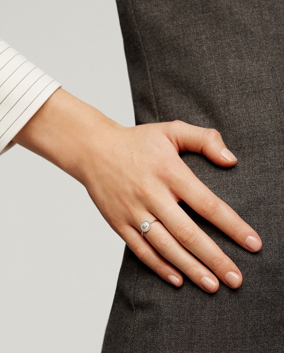 Anillo de plata y oro blanco de 18K con perla blanca diamantes blancos y esmalte gris Blanco-2