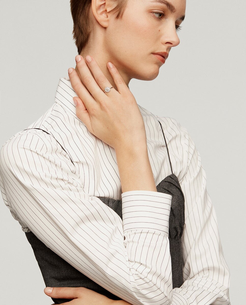 Anillo de plata y oro blanco de 18K con perla blanca diamantes blancos y esmalte gris Blanco-4