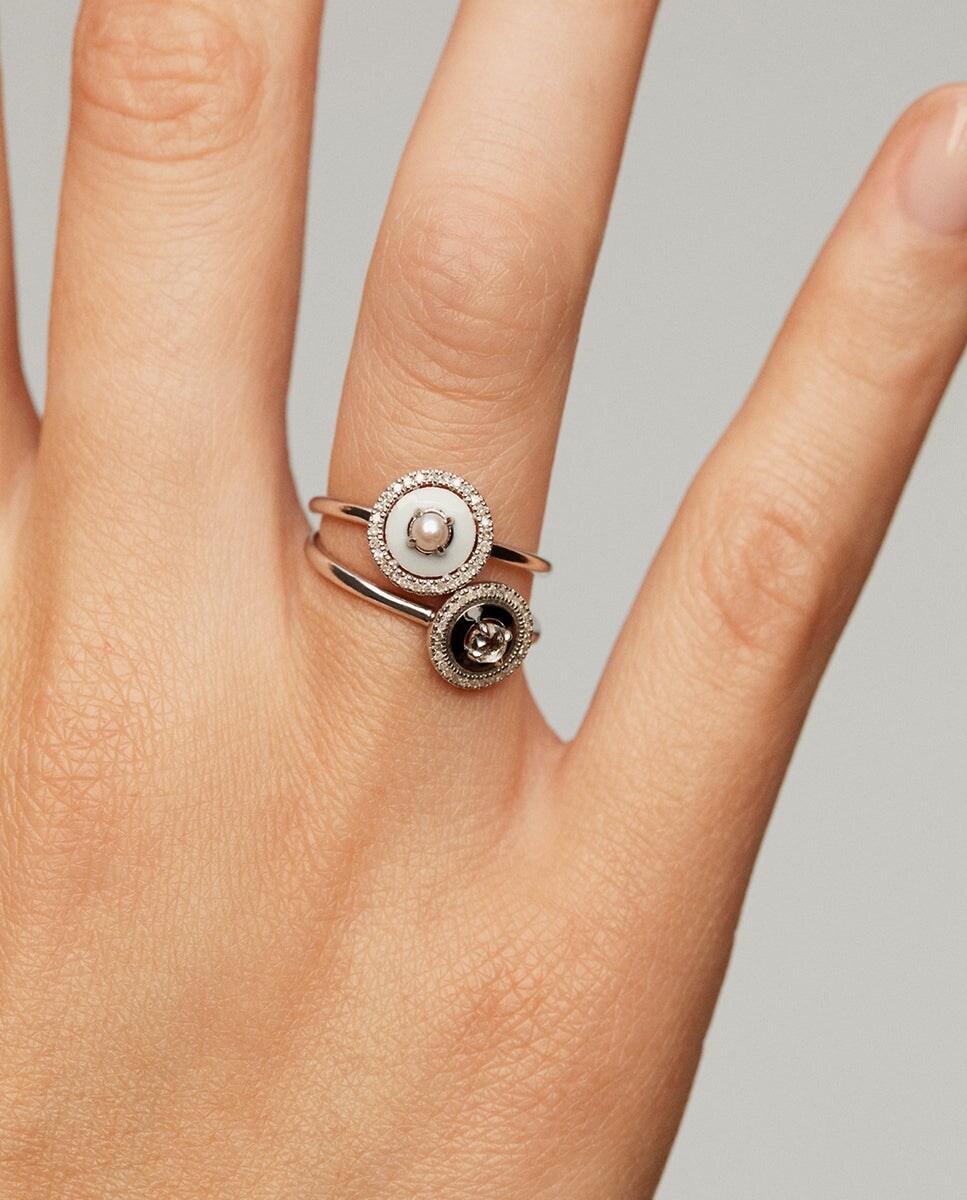 Anillo de plata y oro blanco de 18K con perla blanca diamantes blancos y esmalte gris Blanco-6