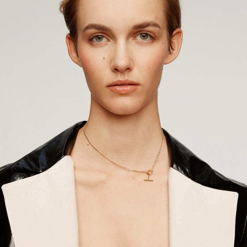 Collar de plata bañada en oro amarillo de 18K de eslabones rolo con cierre frontal geométrico Amarillo-4