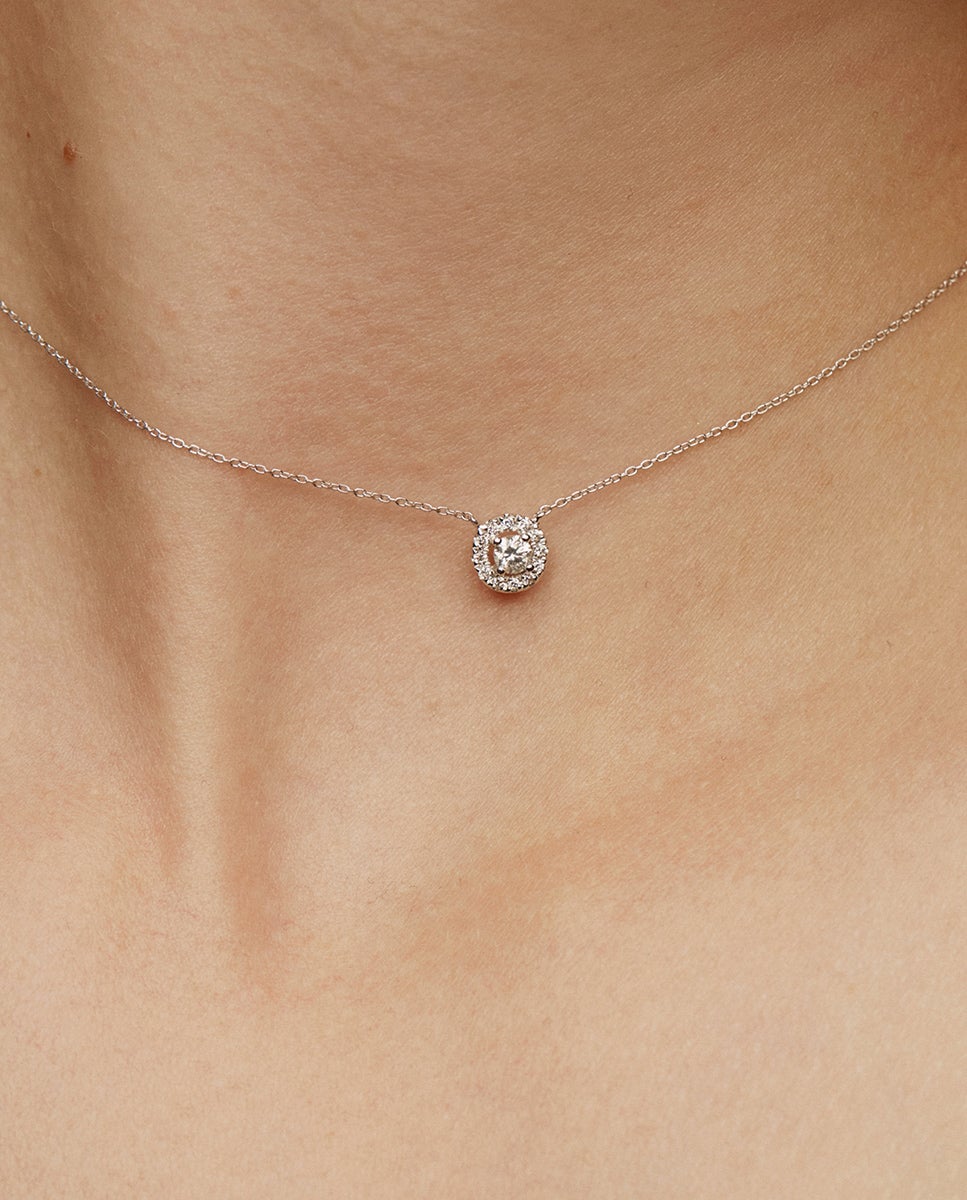 Colgante de oro de 18k con diamante de 0,11cts y orla de diamantes - Aristocrazy - Blanco Blanco-2