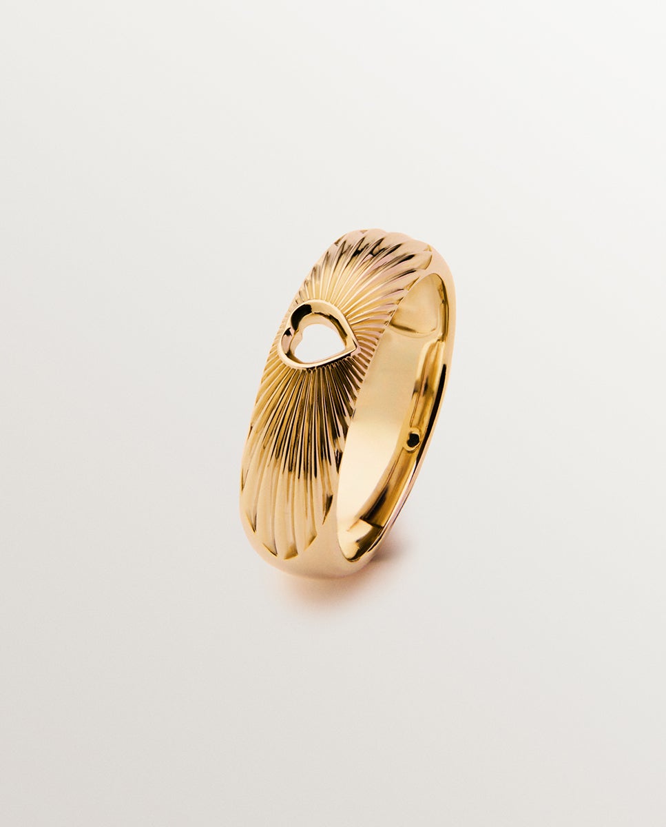 Anillo de plata 925 bañada en oro amarillo de 18k con corazón y textura guilloché