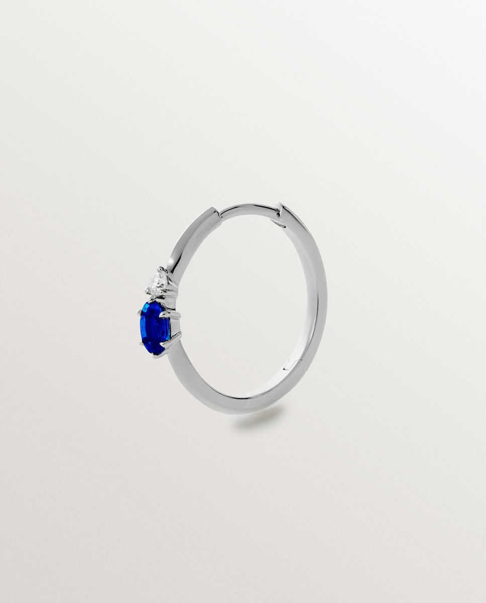 Pendiente de aro individual de oro blanco de 9k con zafiro y diamante Azul Aristocrazy Azul-1
