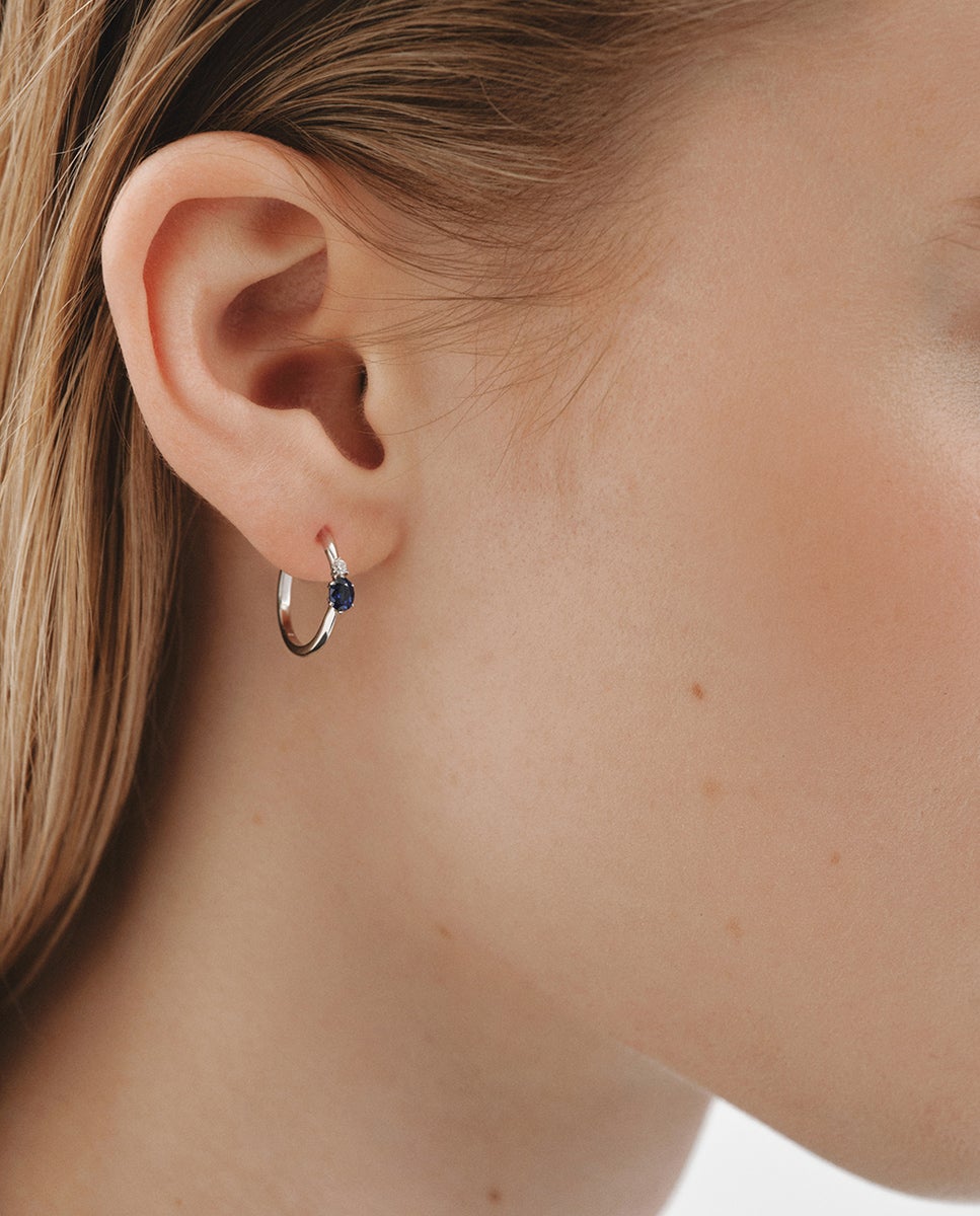 Pendiente de aro individual de oro blanco de 9k con zafiro y diamante Azul Aristocrazy Azul-2