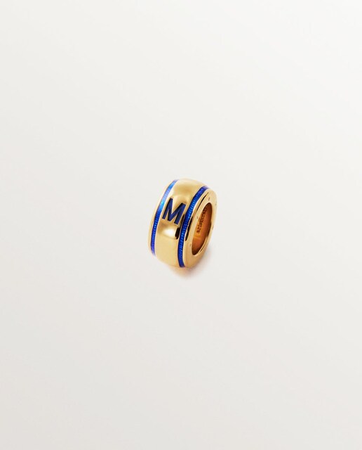 Imagen 0 de Charm con inicial M de plata 925 bañada en oro amarillo de 18K y esmalte azul con forma circular