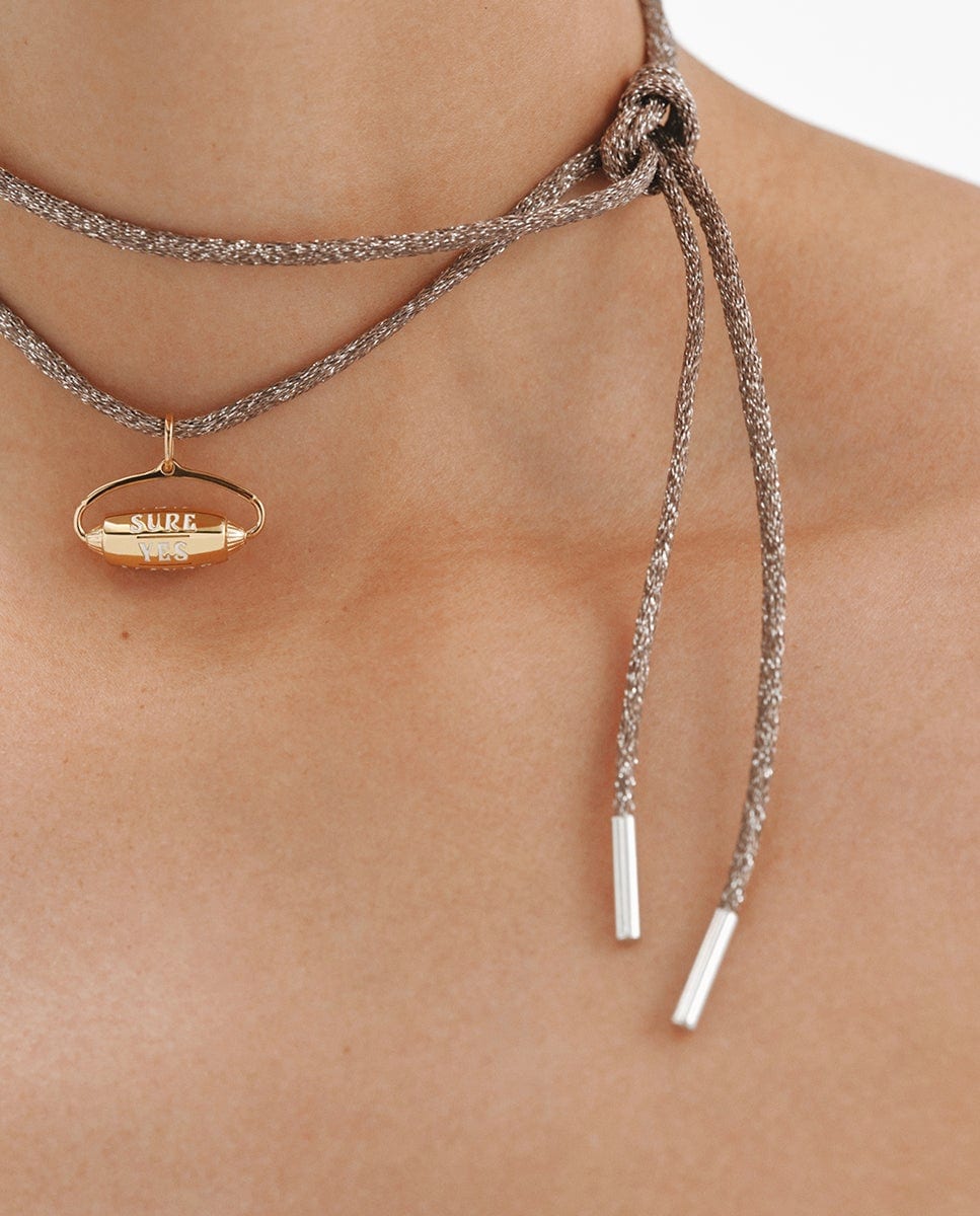 Charm de plata 925 bañada en oro de 18K con motivo móvil de la suerte esmaltado en blanco Blanco-2