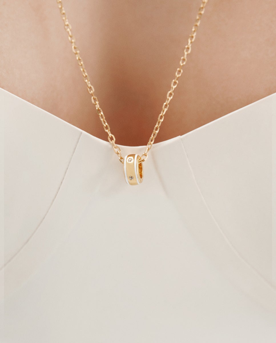 Colgante de plata 925 bañado en amarillo de 18k con topacio blanco, esmalte blanco y forma circular - Aristocrazy - Oro Oro-2