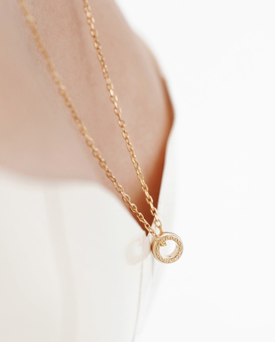 Colgante de plata 925 bañado en amarillo de 18k con topacio blanco, esmalte blanco y forma circular - Aristocrazy - Oro Oro-4