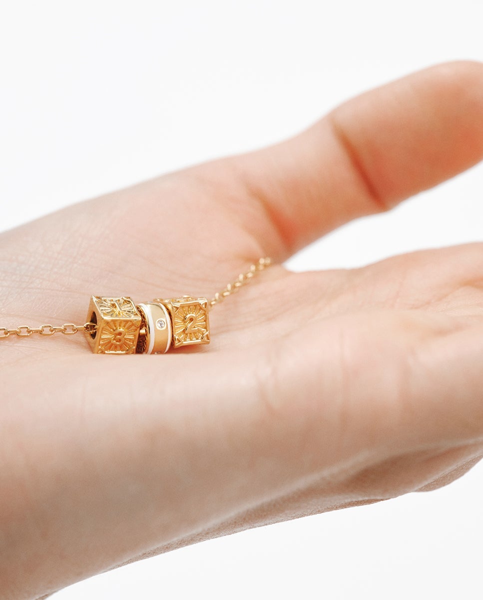 Colgante de plata 925 bañado en amarillo de 18k con topacio blanco, esmalte blanco y forma circular - Aristocrazy - Oro Oro-5