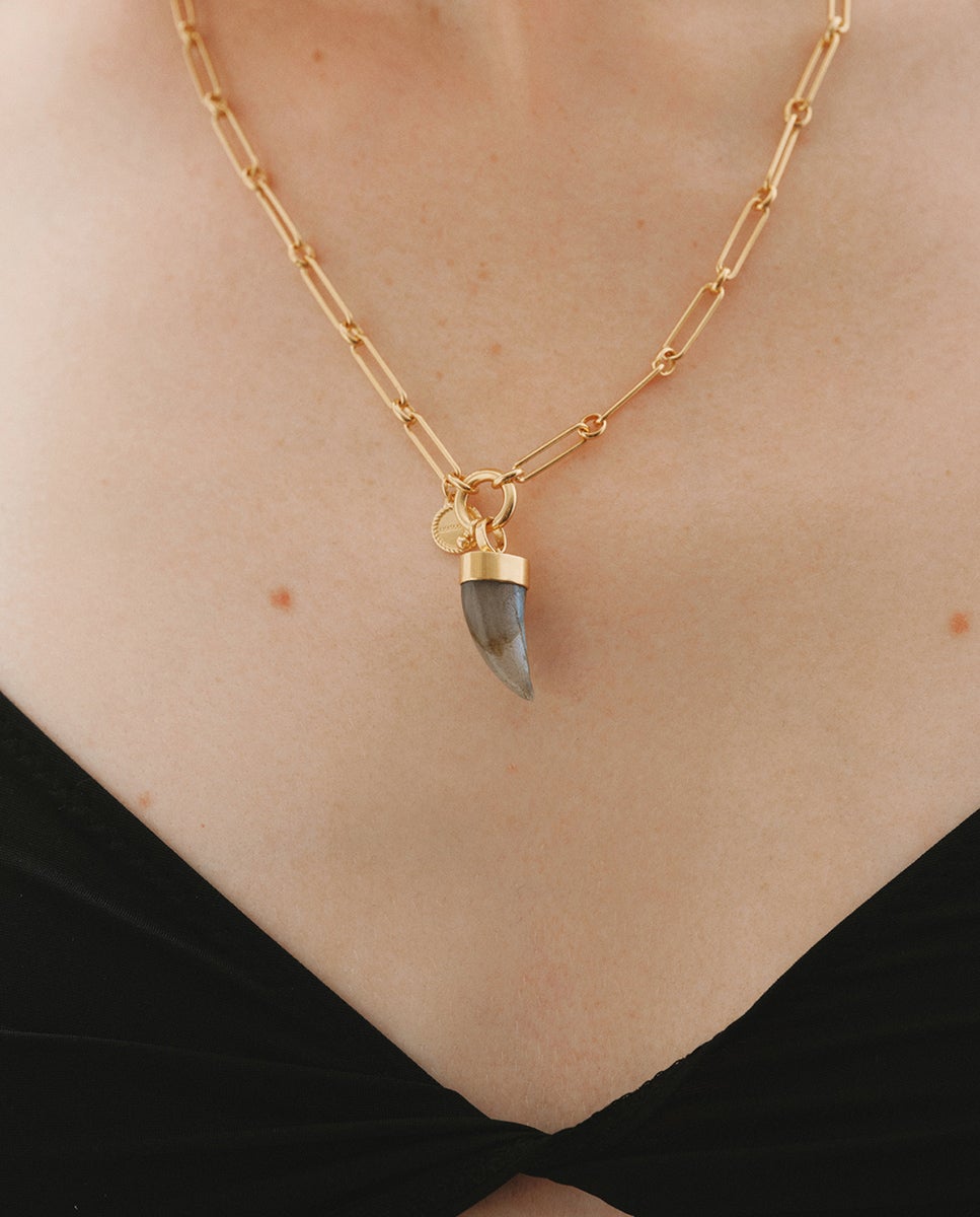 Charm de plata 925 bañada en oro de 18k con labradorita en forma de colmillo - Aristocrazy - Verde Verde-2