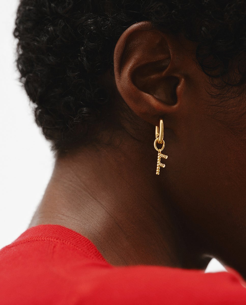 Charm de plata 925 bañada en oro amarillo de 18k con letra f y motivos de esferas Oro Aristocrazy Oro-2