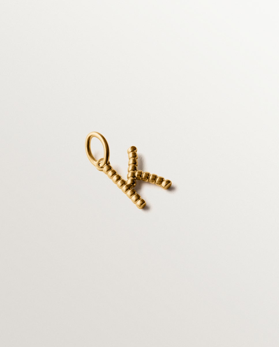 Charm de plata 925 bañada en amarillo de 18k con letra k y motivos de esferas - Aristocrazy - Oro Oro-1