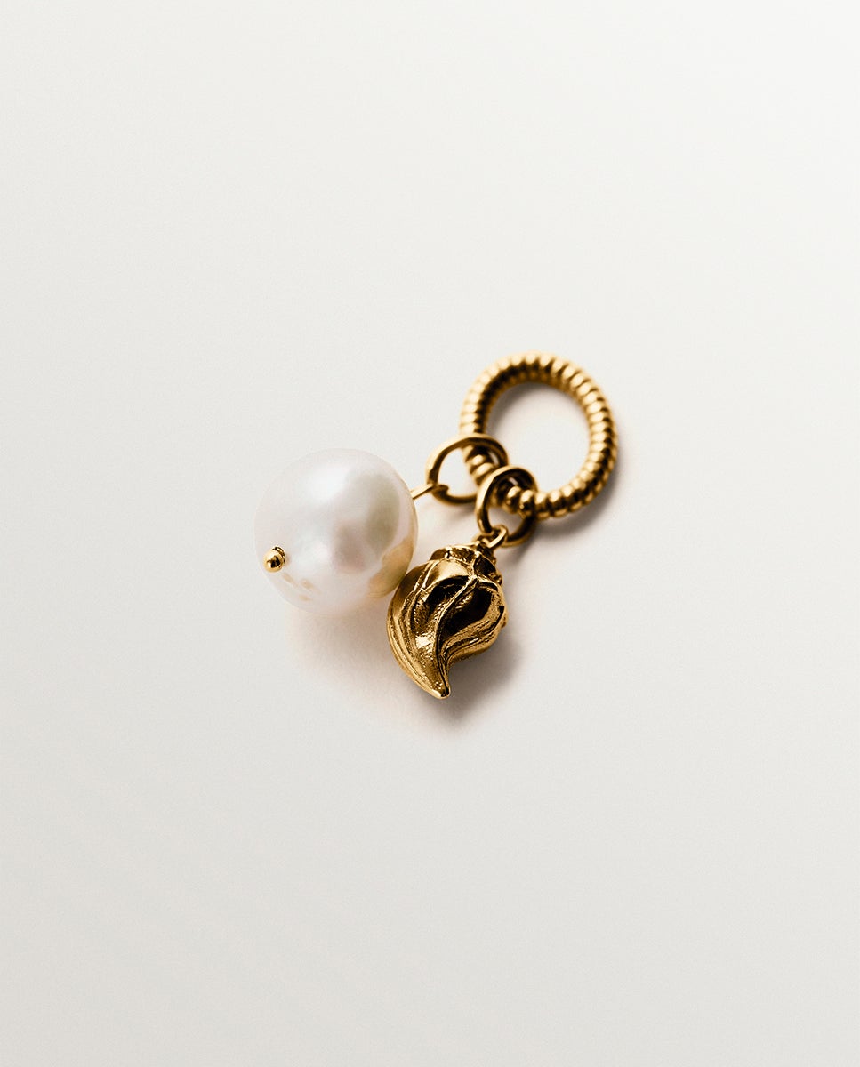 Imagen 0 de Charm de plata 925 bañada en oro amarillo de 18k con perla Oro