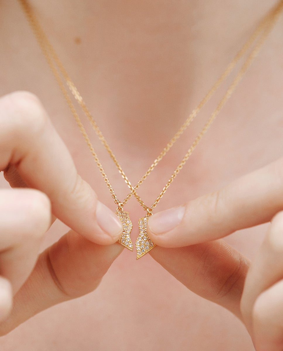 Cadena con colgante de plata bañada en oro amarillo de 18k, topacios blancos y forma de corazón partido - Aristocrazy - Oro Oro-2