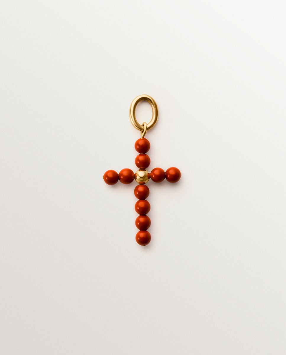 Charm de plata 925 bañada en oro amarillo de 18k con bolitas de coral y forma de cruz - Aristocrazy - Dorado Dorado-1
