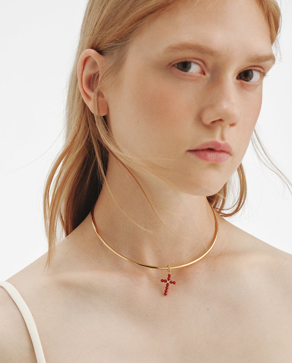 Charm de plata 925 bañada en oro amarillo de 18k con bolitas de coral y forma de cruz - Aristocrazy - Dorado Dorado-2