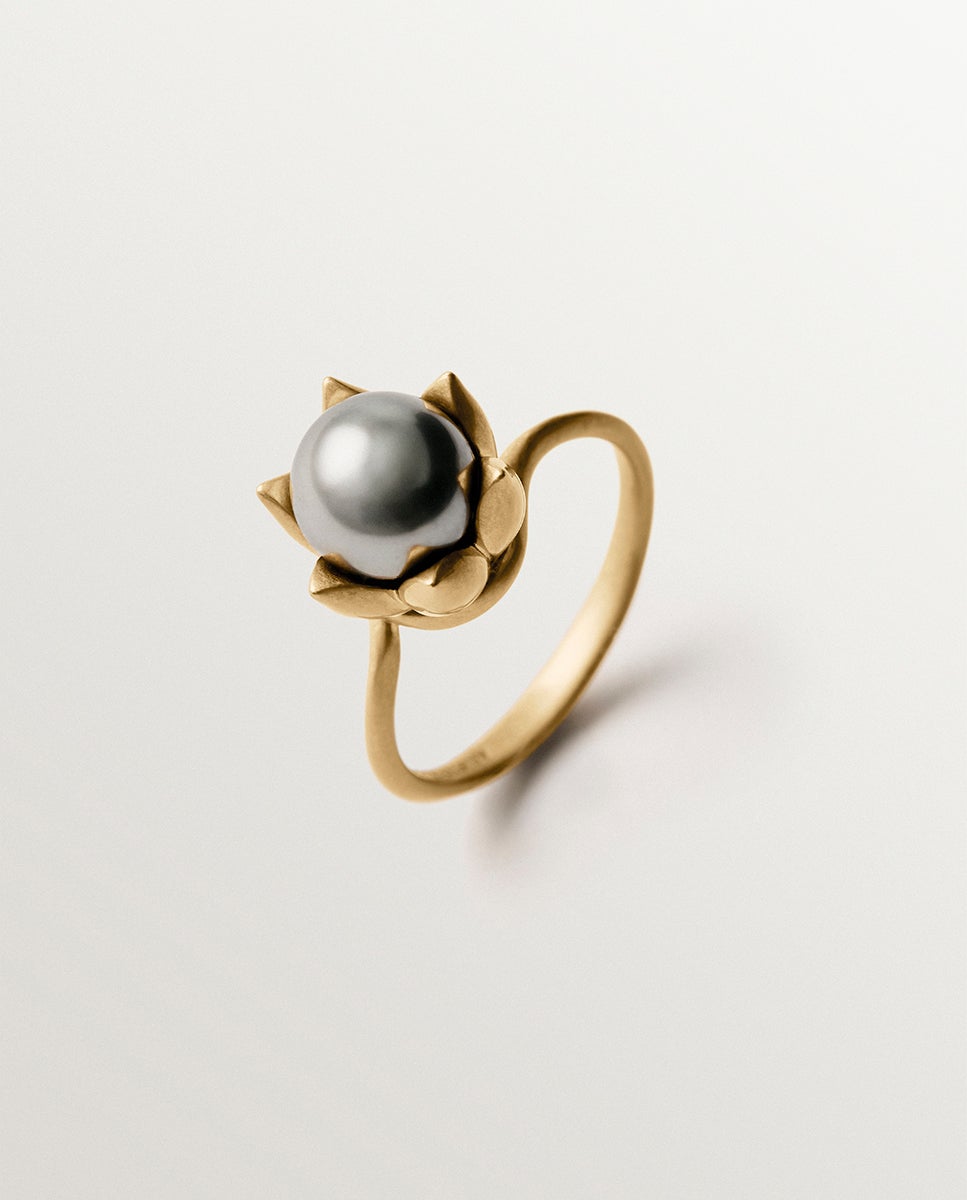 Imagen 0 de Anillo bañado en oro amarillo de 18k, perla gris y motivo floral Plateado