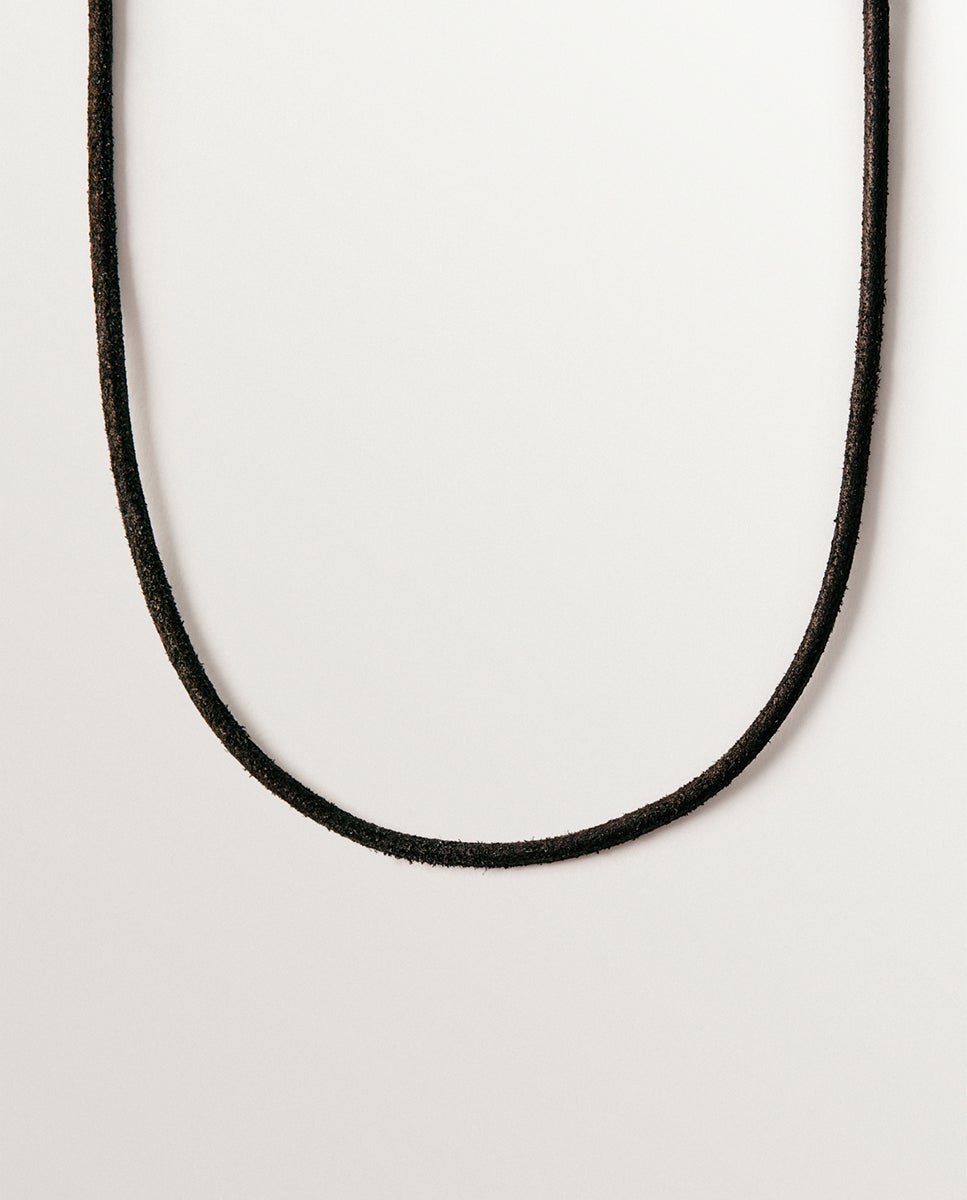 Cordel liso de cuero negro con acabados en plata 925 bañada en oro amarillo de 18k - Aristocrazy - Dorado Dorado-1