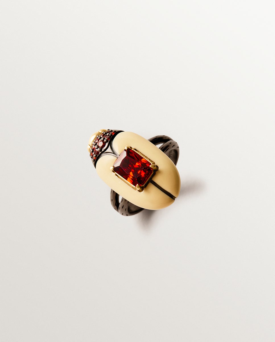 Anillo bañado en oro amarillo con cristales y forma de escarabajo - Aristocrazy - Rojo Rojo-1