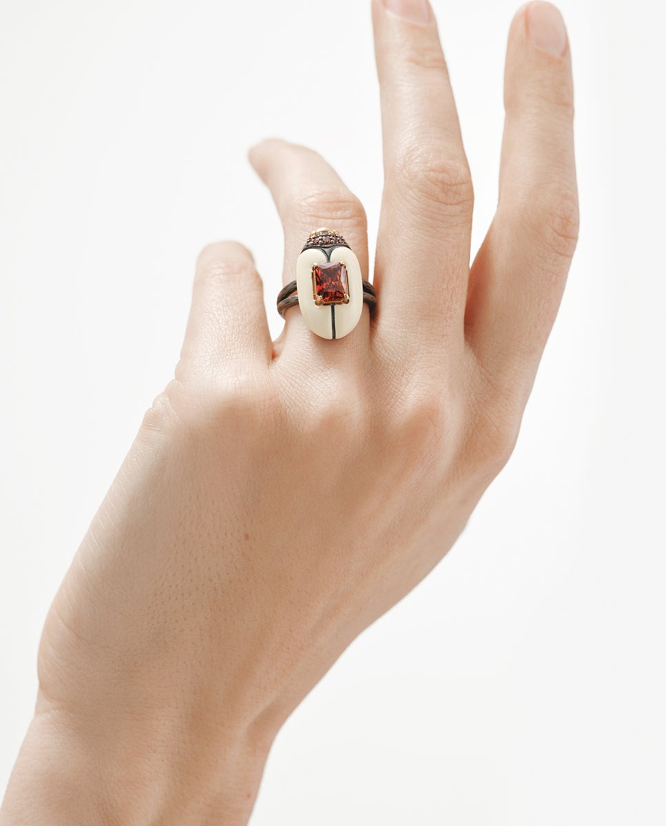 Anillo bañado en oro amarillo con cristales y forma de escarabajo - Aristocrazy - Rojo Rojo-2