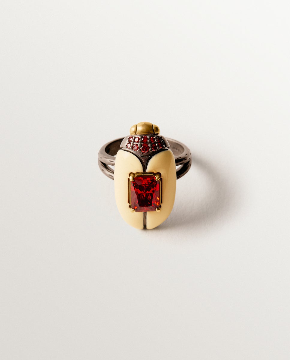 Anillo bañado en oro amarillo con cristales y forma de escarabajo - Aristocrazy - Rojo Rojo-3