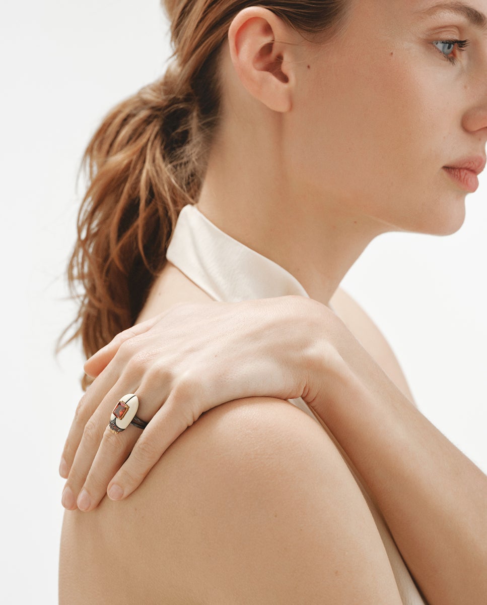 Anillo bañado en oro amarillo con cristales y forma de escarabajo - Aristocrazy - Rojo Rojo-4