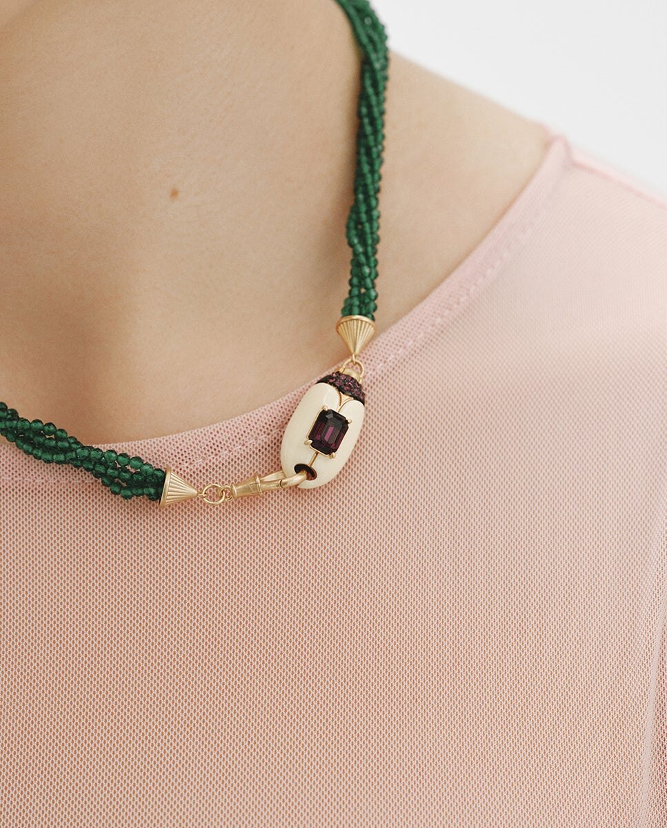 Collar bañado en oro amarillo con cuentas de cristales verdes y forma de escarabajo con cristales rojos - Aristocrazy - Dorado Dorado-2