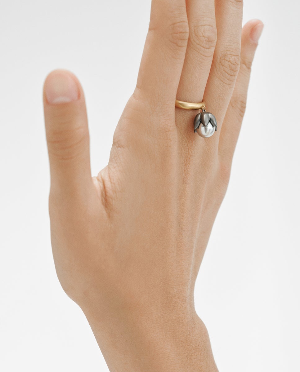 Anillo bicolor bañado en oro amarillo con acabado gunmetal, perla gris y forma de flor - Aristocrazy - Dorado Dorado-2
