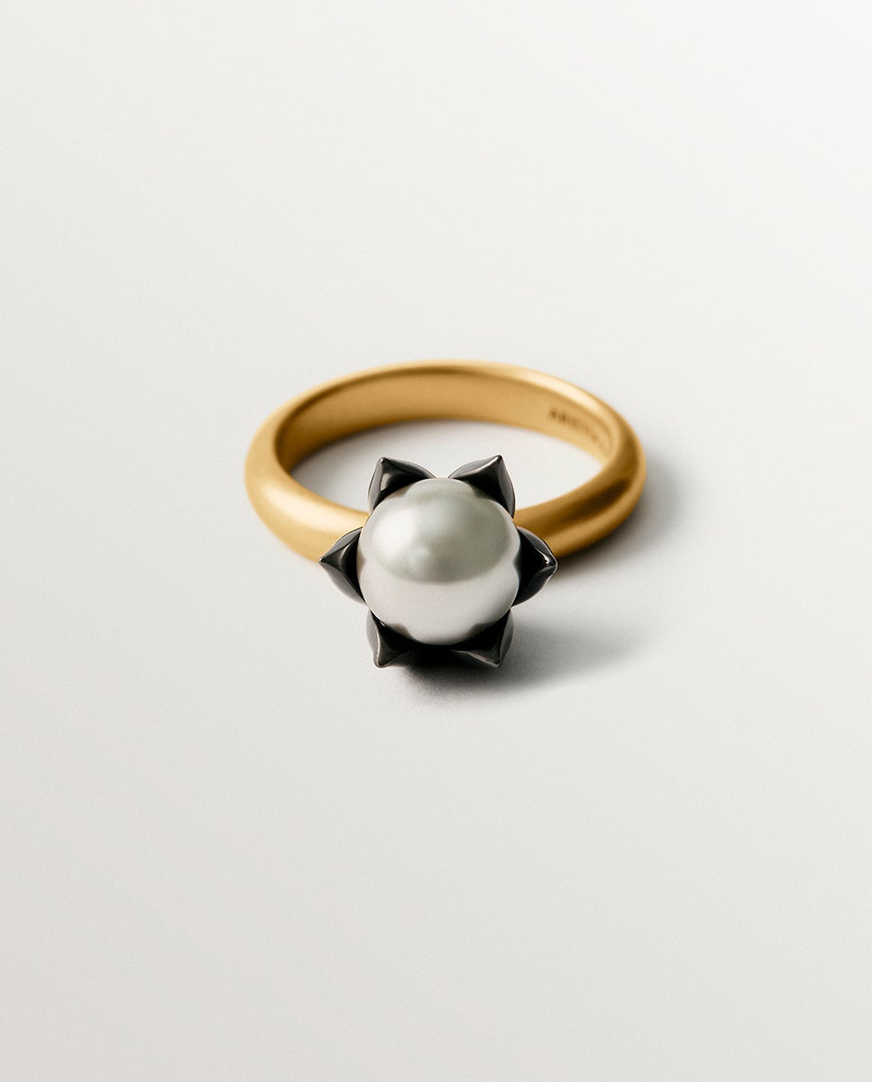 Anillo bicolor bañado en oro amarillo con acabado gunmetal, perla gris y forma de flor - Aristocrazy - Dorado Dorado-3
