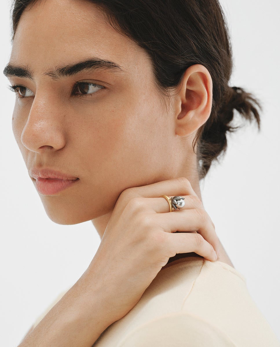 Anillo bicolor bañado en oro amarillo con acabado gunmetal, perla gris y forma de flor - Aristocrazy - Dorado Dorado-4