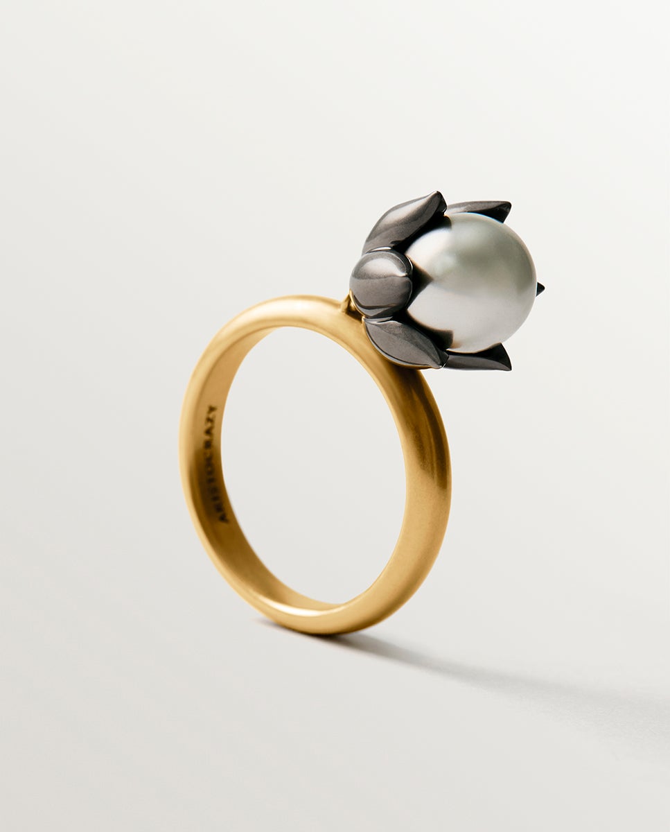 Anillo bicolor bañado en oro amarillo con acabado gunmetal, perla gris y forma de flor - Aristocrazy - Dorado Dorado-5