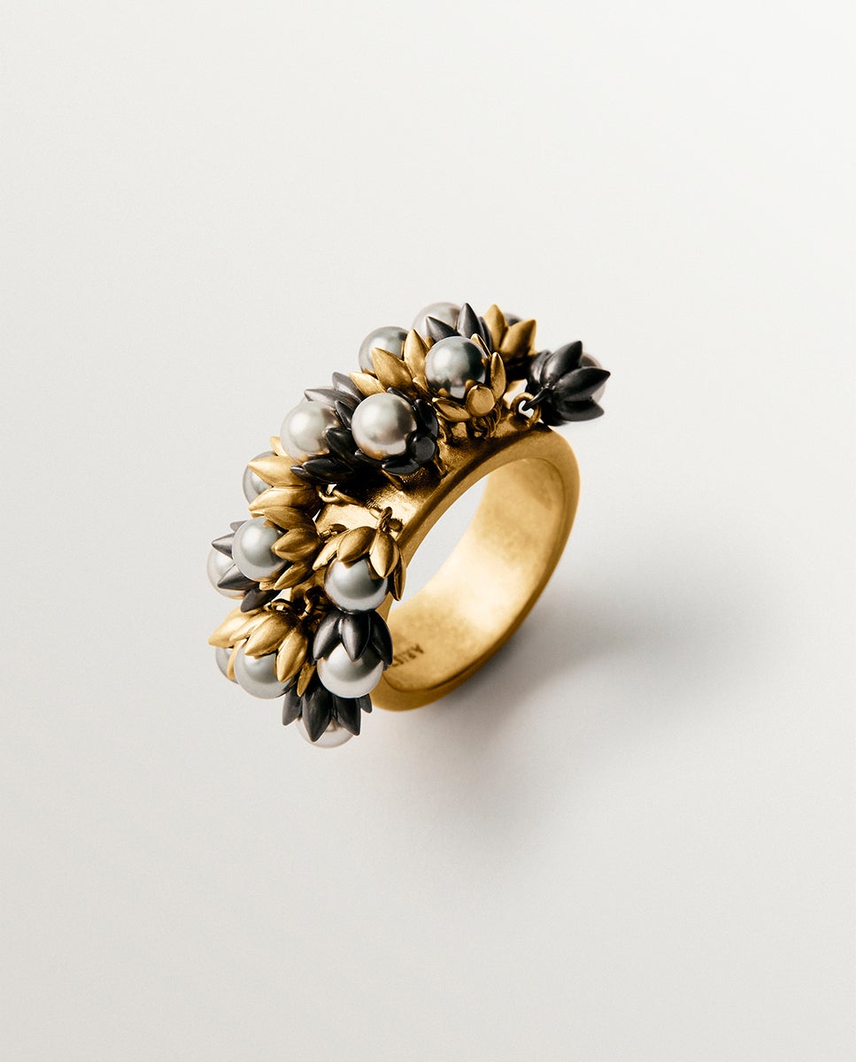 Imagen 0 de Anillo bañado en oro amarillo de 18k con acabado gunmetal, perlas grises y motivos florales Plateado