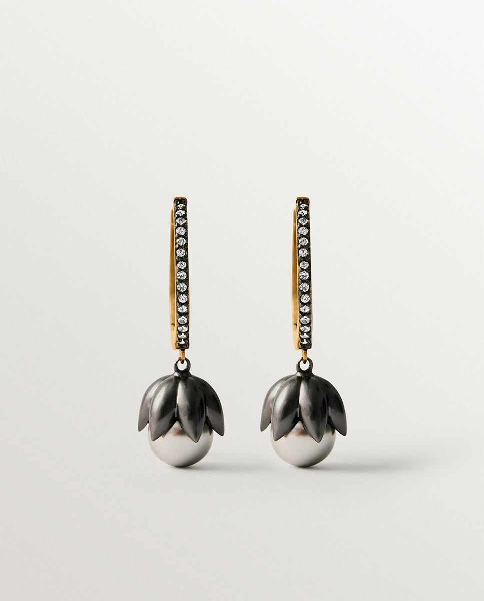 Pendientes bicolor de aro bañados en oro amarillo con acabado gunmetal, perlas grises, cristales y forma de flor - Aristocrazy - Dorado Dorado-1