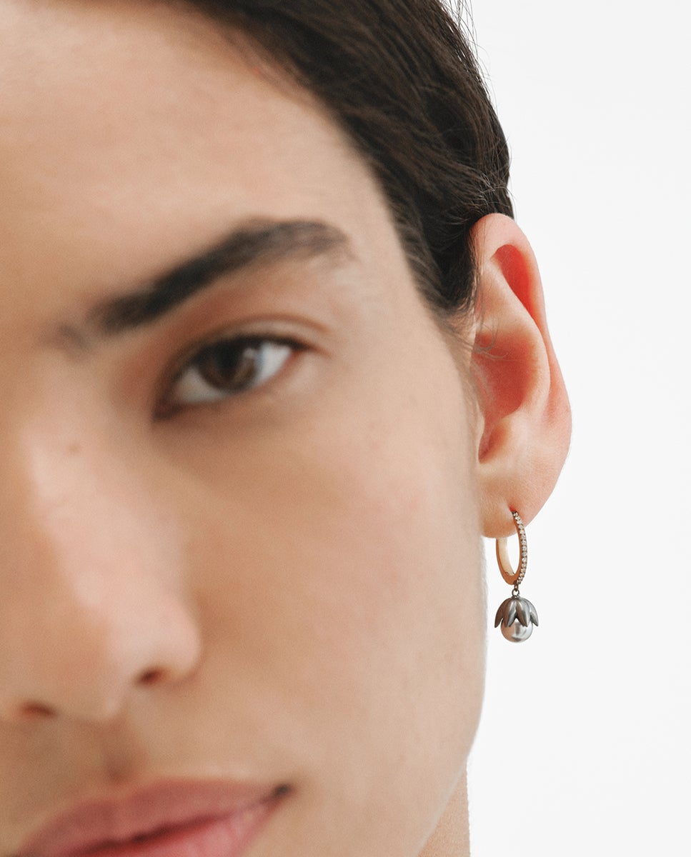 Pendientes bicolor de aro bañados en oro amarillo con acabado gunmetal, perlas grises, cristales y forma de flor - Aristocrazy - Dorado Dorado-2